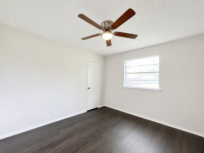 Building Photo - Gorgeous 3/2 recently renovated in homey neighborhood