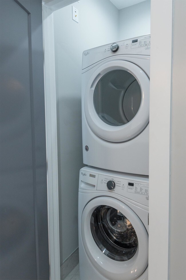 Building Photo - 4 Sanctuary Ct