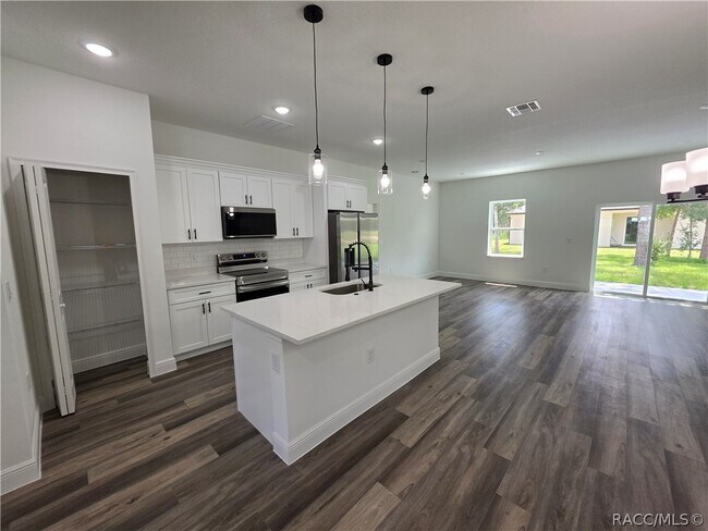 Building Photo - 8125 N Maltese Dr