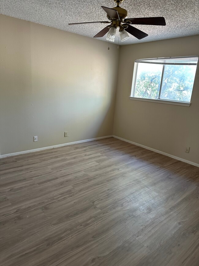 Building Photo - 12609 Tree Line Dr