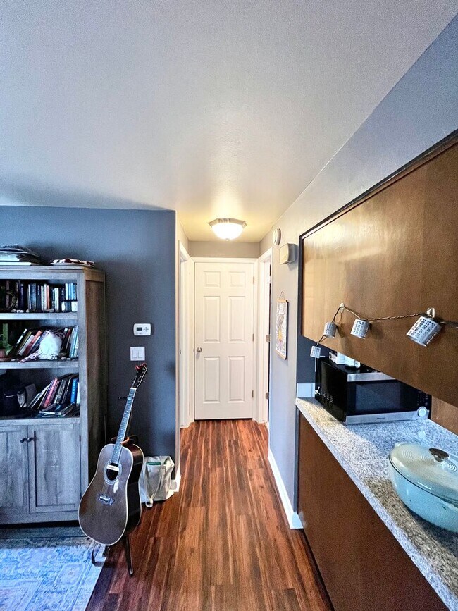 Building Photo - Locust312 (CW-KS)