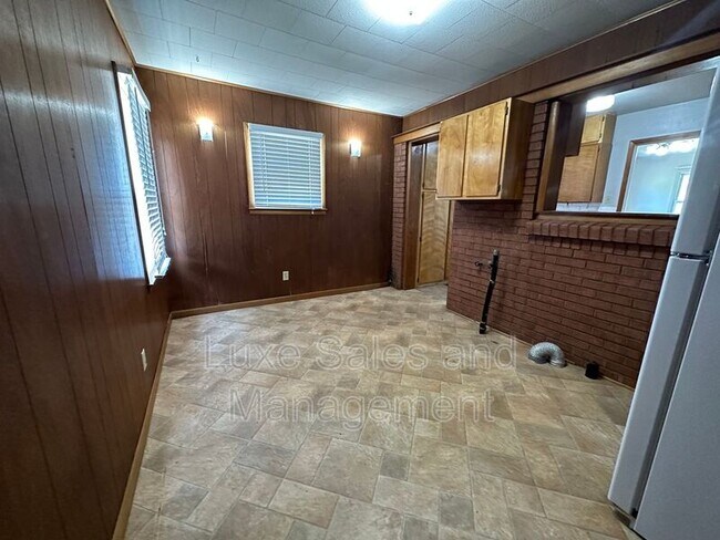 Building Photo - 206 E Myrtle Dr