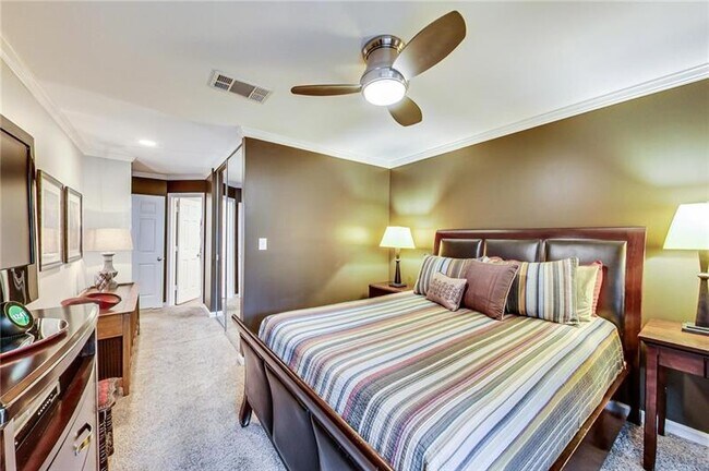 Building Photo - 203 14th St NE