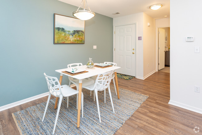 2 BR, 1 BA - 860 SF - Liv Wildwood