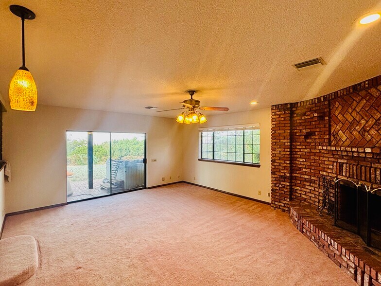 Building Photo - 527 Westlake Dr