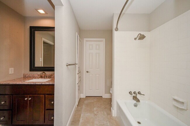 Building Photo - 414 Fox Briar Ln