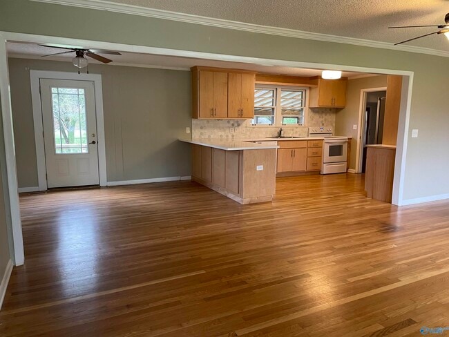 Building Photo - 612 Drummond Rd SW