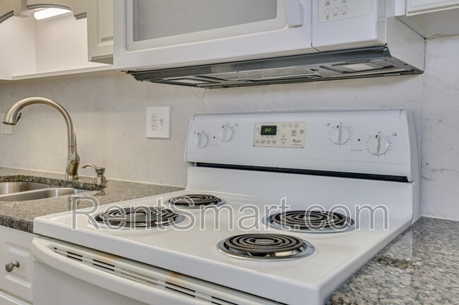 Building Photo - 330 Beech Ln