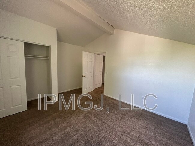 Building Photo - 560 N Sparn St