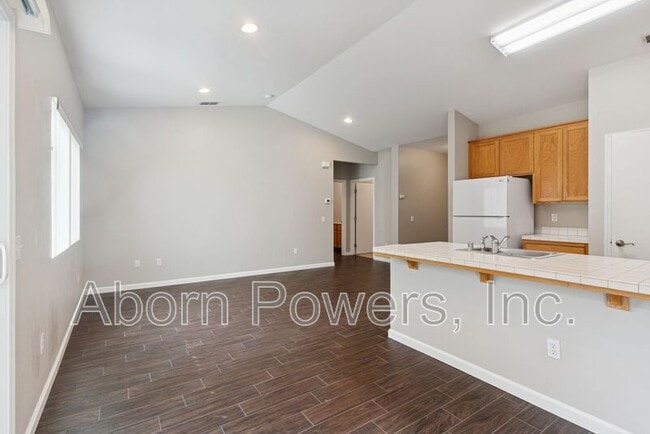 Building Photo - 620 Pearl Pl