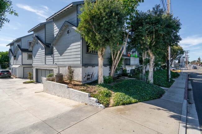 Building Photo - Costa Mesa Townhome | 2BR, 2.5BA | Minutes to the Coast | *FREE ½ MONTHS RENT UPON MOVE IN*