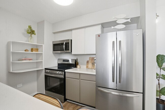 Building Photo - 35th Floor Downtown Denver Condo | 1 Bed | Private Balcony | Mountain Views