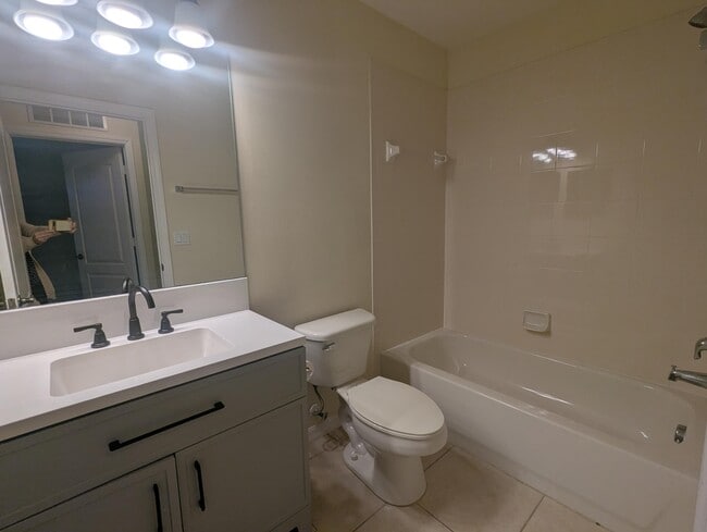 Building Photo - 2141 SE Fern Park Dr