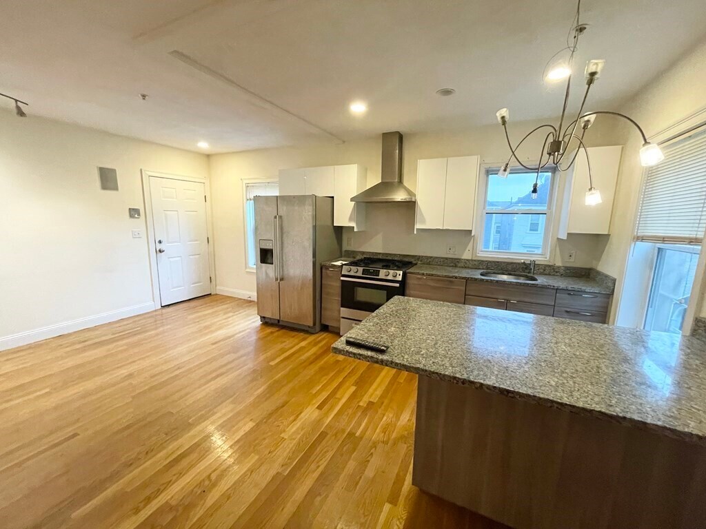 Building Photo - 128 Hillside St