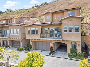 Building Photo - Stunning Coastal Retreat