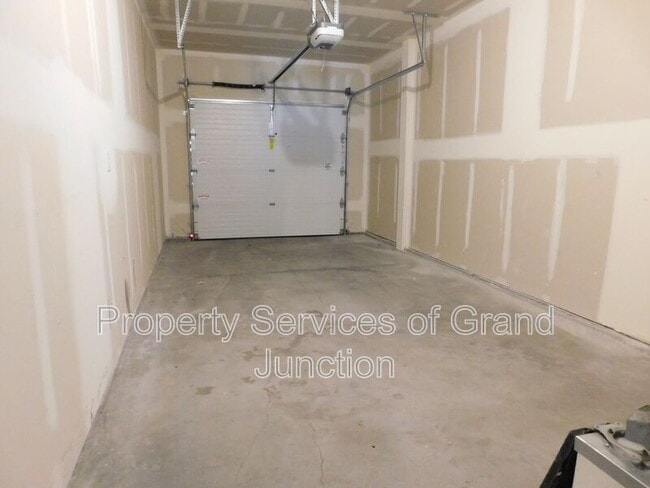 Building Photo - 621 Zenith Ln