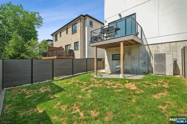 Building Photo - 66B Henry Ave