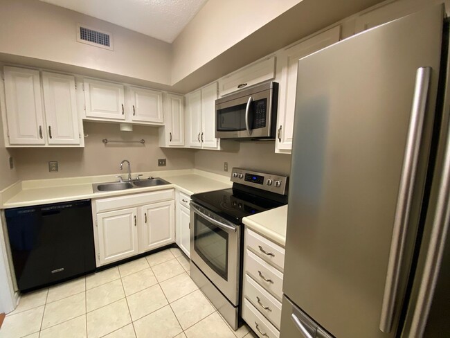 Building Photo - 1 bed/1 bath in a luxury building on St. C...