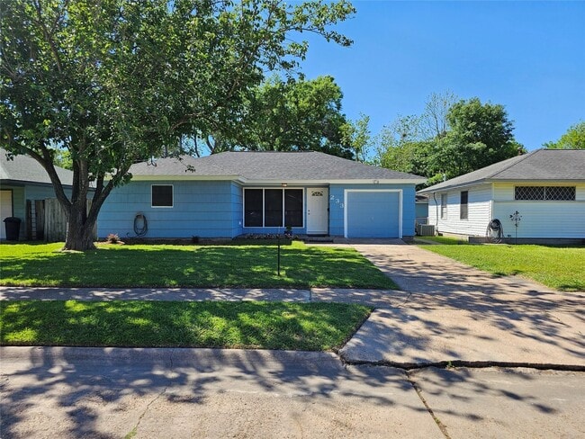 Primary Photo - 233 W 4th St