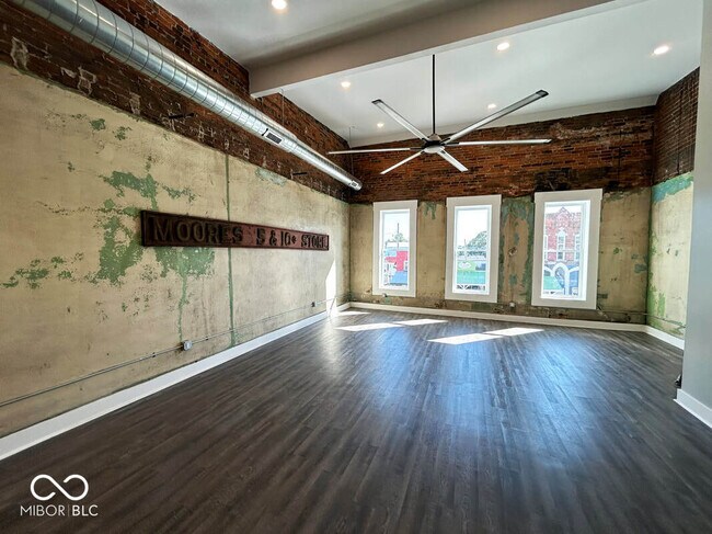 Primary Photo - 113 E Main St