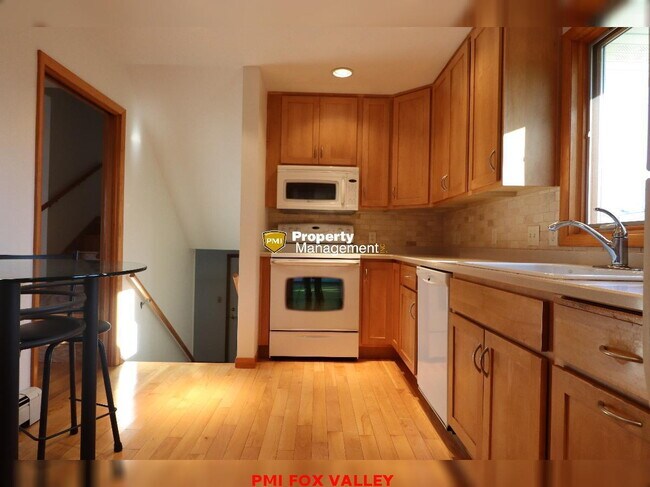 Building Photo - Beautiful Home Appleton