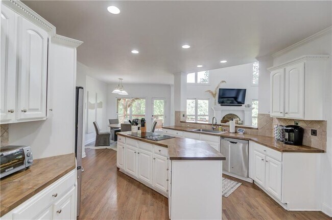 Building Photo - 2870 Roanoke Rd