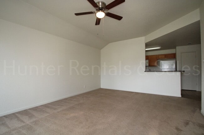 Building Photo - Rent Me Now!