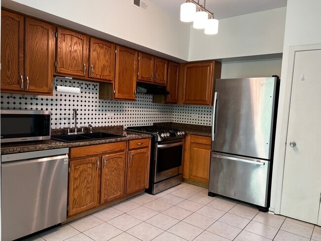 Building Photo - 1556 Darien Lakes Dr