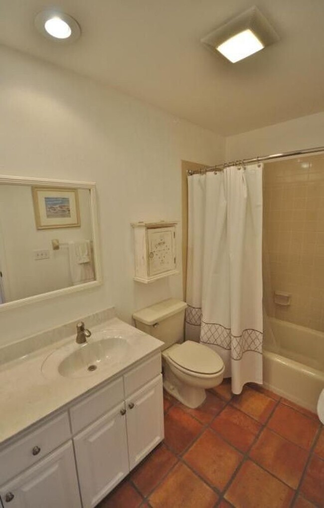 Building Photo - Fully furnished 2-Bedroom, 2-Bath Lakefron...