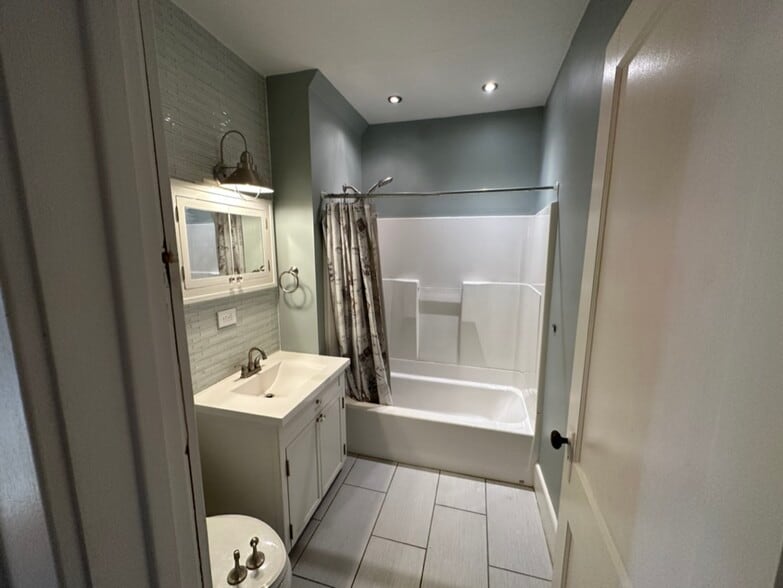 Building Photo - 319 Burnet Park Dr