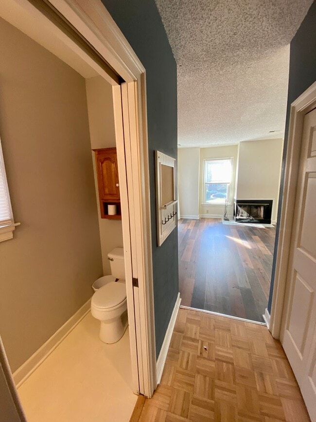 Building Photo - Spacious 2 bedroom/1 bath 2nd floor Condo ...
