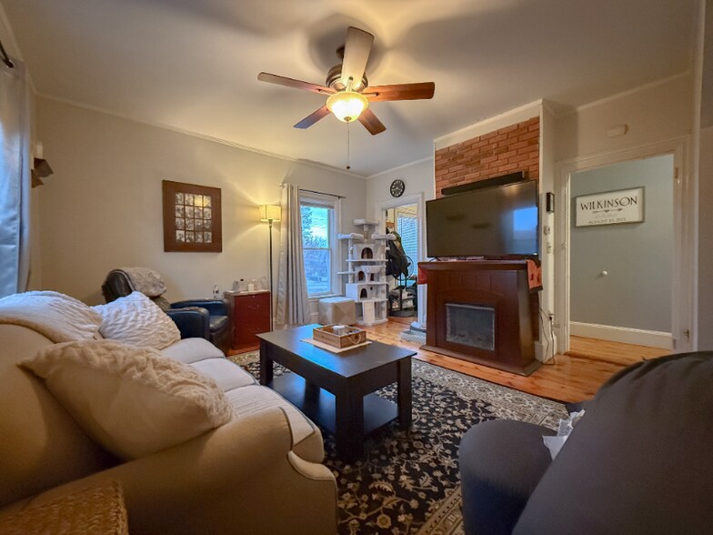 Building Photo - 173 Elm St