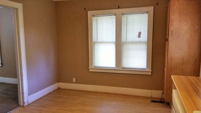 Building Photo - Cute Bungalow with a screened in front porch