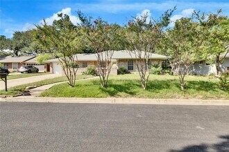 Building Photo - 2406 Sheri Oak Ln