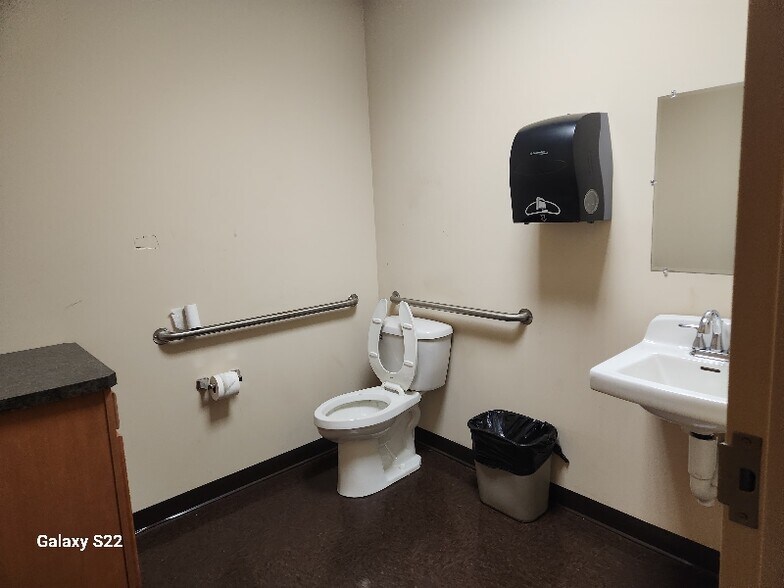 Building Photo - 390 Crystal Run Rd