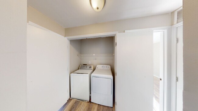 Building Photo - 9617 Vinca Cir