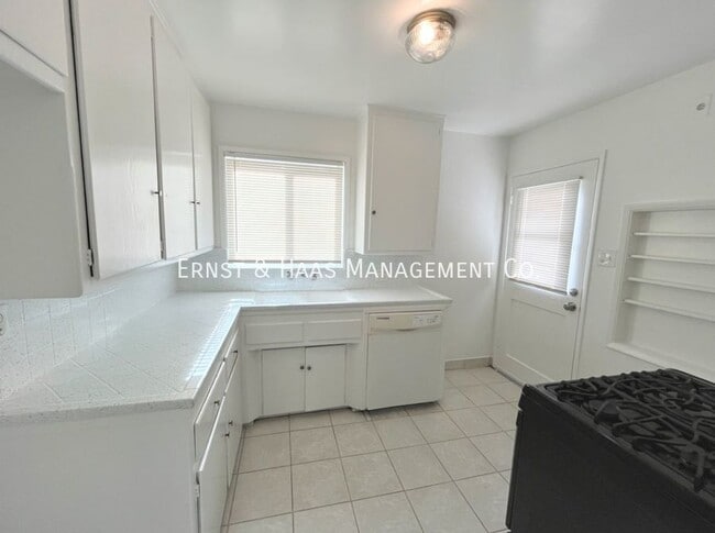 Building Photo - 510 Roycroft Ave