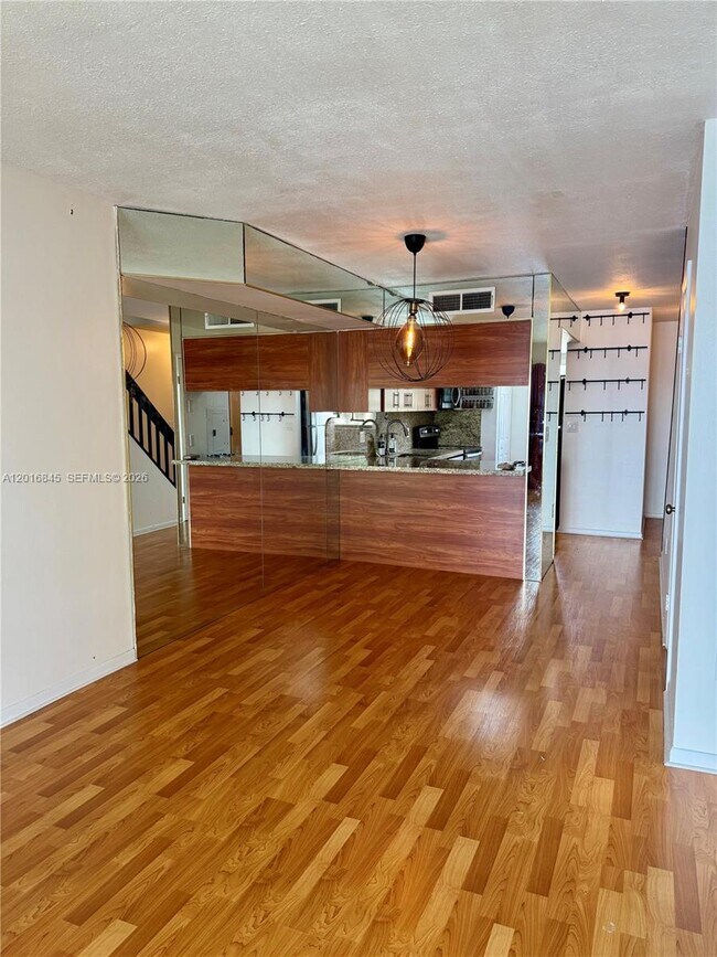 Building Photo - 2762 W 60th St