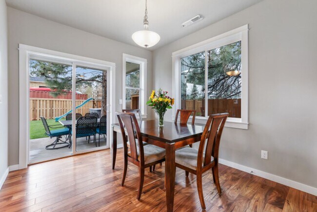 Building Photo - Beautiful home in SW Bend!  Large fenced i...