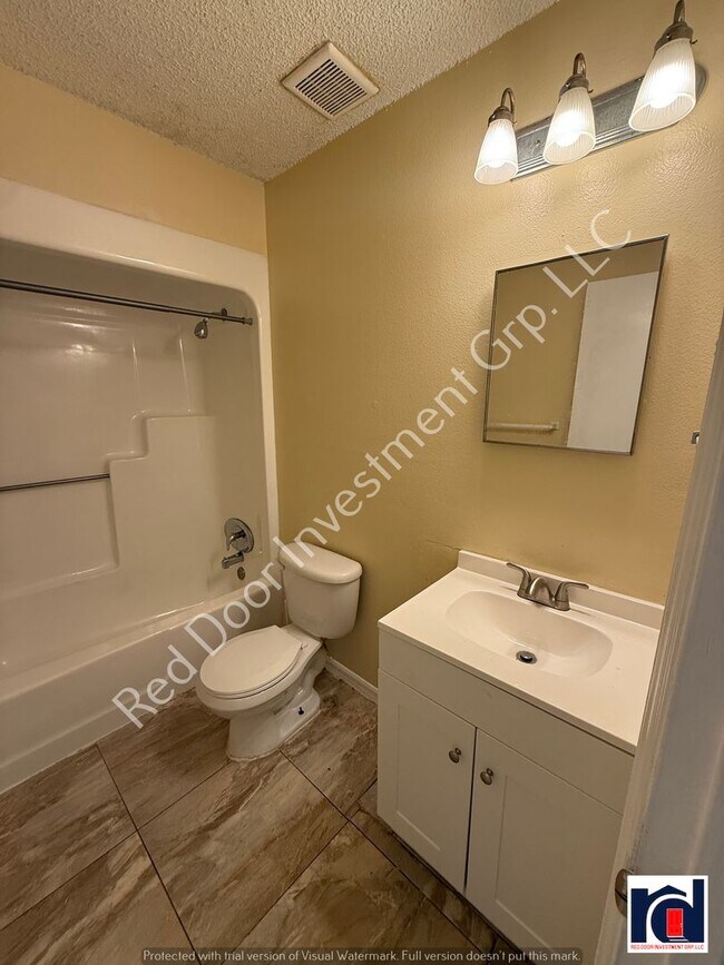Building Photo - 3/1 Apartment in Deland - Close to Hontoon...