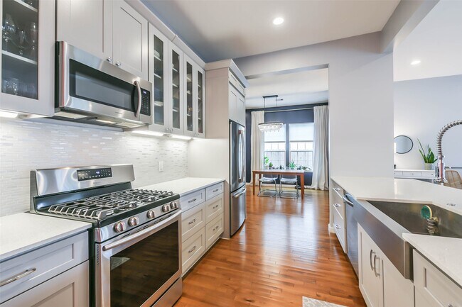 Building Photo - 213 N Hutcheson St