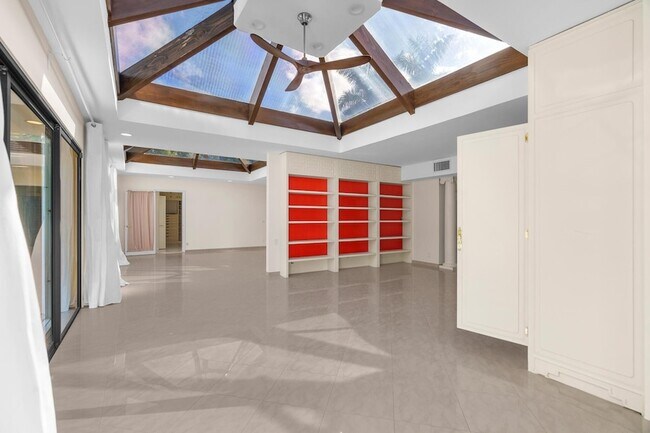 Building Photo - 2100 Cocoanut Rd