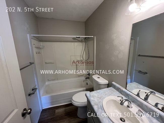 Building Photo - 202 N 5th St