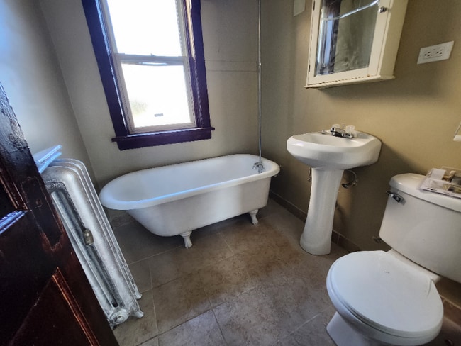 Building Photo - 953 N Pine Ave