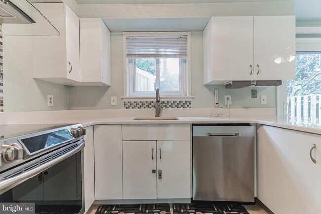 Building Photo - 7866 Archbold Terrace