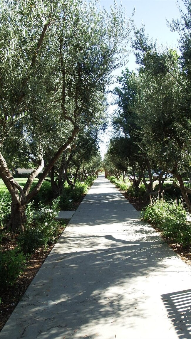 Building Photo - 3658 Vermont Ln