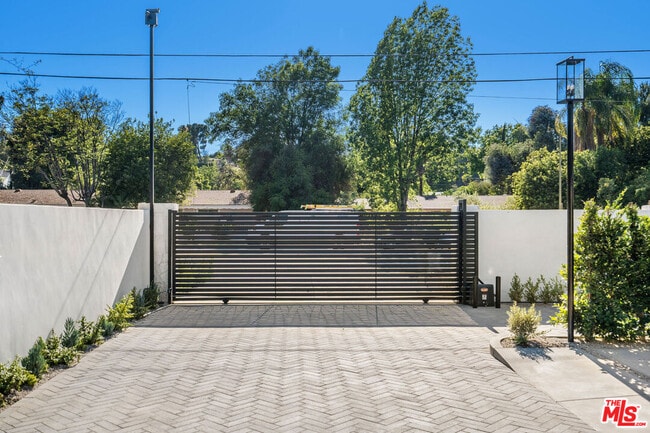 Building Photo - 5662 Winnetka Ave