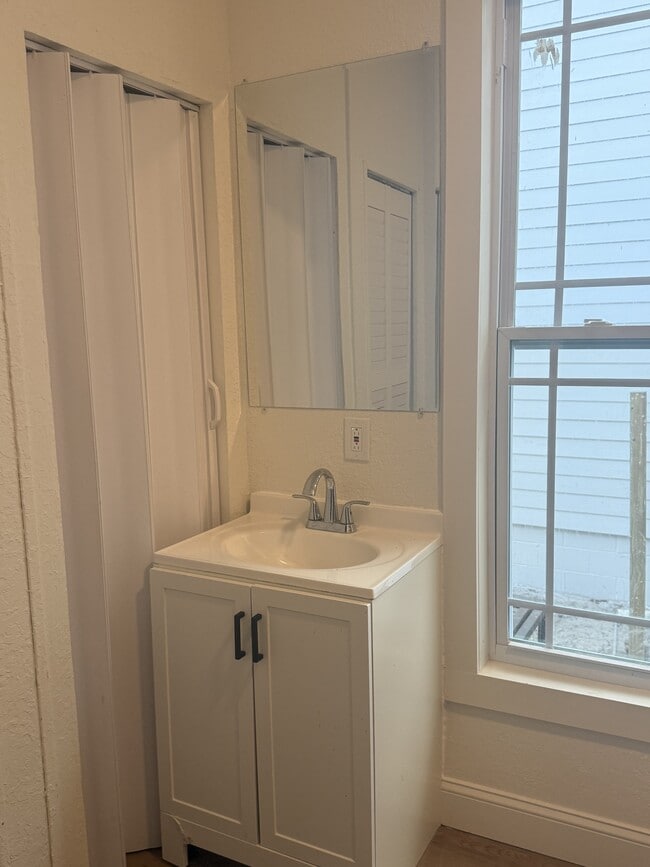 Building Photo - 1030 E 13th St