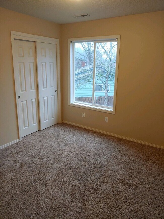 Building Photo - Newer 4 bedroom Home