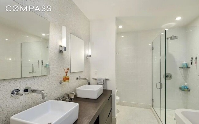 Building Photo - Stunning 2 bed 2 bath condo loft pristine home, in one of the most sought after condominiums in a...